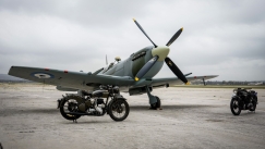 Το θρυλικό Spitfire συναντά δύο μοτοσικλέτες του Β' Παγκοσμίου Πολέμου