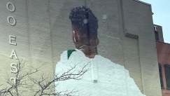 Ο Αντετοκούνμπο γίνεται γκράφιτι που πιάνει τρεις ορόφους στο κέντρο του Μιλγουόκι