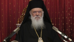 O Ιερώνυμος διέταξε έρευνα για τον ιερέα που έδιωξε τρανς γυναίκα από συσσίτιο: «Η Εκκλησία αγκαλιάζει κάθε άνθρωπο που έχει ανάγκη»