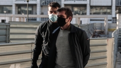 Έβαλε τα κλάματα, όταν άκουσε τις κατηγορίες για βιασμό ανήλικης, ο ιστιοπλόος προπονητής (vid)