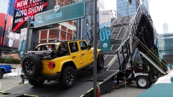 Επίδειξη των δυνατοτήτων των Jeep στην έκθεση της Νέας Υόρκης (vid)