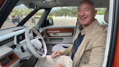 O Τζεφ Μπέζος οδήγησε το ηλεκτρικό βαν της Volkswagen