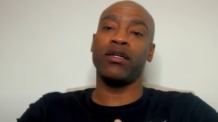 Ο Βινς Κάρτερ ανακοίνωσε στον Σκότι Μπαρνς πως είναι ο Rookie of The Year (vid)