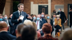 Μακρόν: «Προκαλούν σοκ οι αποδοχές του CEO της Stellantis»