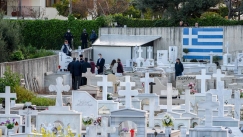 «Μυστήριο» με τις φωτογραφίες και τα σημάδια στο πρόσωπο της Ίριδας