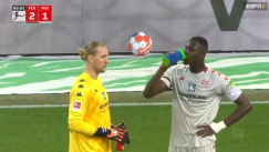 Ιστορική στιγμή στη Μπουντεσλίγκα: Διαιτητής διέκοψε το ματς για να πιεί νερό παίκτης που τηρούσε το Ραμαζάνι