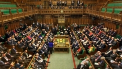 Σάλος στην Βρετανική βουλή με καταγγελίες παρενόχλησης: «Να κρατάτε τα χέρια σας μέσα στις τσέπες σας»