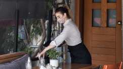 Αδιανόητη καταγγελία: Εργοδότρια «τραμπούκισε» σερβιτόρα για φιλοδώρημα 1 ευρώ