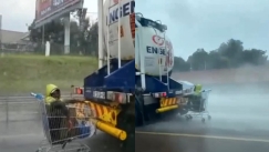 Η ανοησία σε άλλο επίπεδο: Κρατιέται από βυτιοφόρο στην Εθνική ενώ αυτός είναι μέσα σε καρότσι σούπερ μάρκετ (vid)