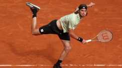 Ο Τσιτσιπάς 2-0 τον Φονίνι, άρχισε με το δεξί την υπεράσπιση του τίτλου του στο Μόντε Κάρλο (vids)