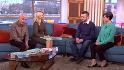 Η ζωή ενός Άγγλου άλλαξε όταν συνάντησε τους γονείς του άντρα που σκότωσε με μια γροθιά (vid)