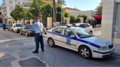 Πανικός στην Καλαμάτα: 36χρονος με κουκούλα και λοστό εισέβαλε στο προαύλιο της Τράπεζας Ελλάδος (vid)