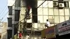 Τουλάχιστον 27 νεκροί και 40 τραυματίες από πυρκαγιά σε τετραώροφο κτίριο στο Νέο Δελχί