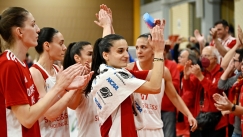 Οι πανηγυρισμοί του Ολυμπιακού με τον κόσμο μετά τη νίκη επί του Παναθηναϊκού (vid)