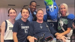 Συγκινητική στιγμή: Ο Σον Μπράντλεϊ παρακολούθησε τους αγαπημένους του Μάβερικς με τον Μπλάκμαν