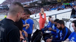 Μοιράστηκαν ακουστικά στην Εθνική τυφλών για να ακούσει την μετάδοση του τελικού (vids)