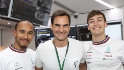 Ο Ρότζερ Φέντερερ στο γκαράζ της Mercedes για το Grand Prix στη Βαρκελώνη