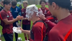 Ο Ινιέστα «έφαγε» τούρτες στο κεφάλι από τους συμπαίκτες του για τα γενέθλιά του (vid)