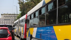 Χαμός σε λεωφορείο, με τον οδηγό να περνάει με κόκκινο και να βγαίνει κι από πάνω (vid)
