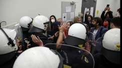«Είστε ξεφτίλες» φώναζαν για την αθώωση των αστυνομικών: Μπήκαν ΜΑΤ στην αίθουσα, καταγγελίες για βία