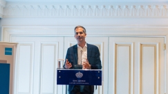 Ο Κώστας Μπακογιάννης επιθυμεί να γίνει ο πρώτος γάμος ομόφυλου ζευγαριού στην Ελλάδα στο δημαρχείο της Αθήνας