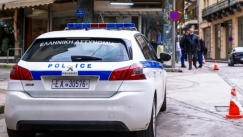 Αστυνομικός χτυπούσε την συντροφό του στην μέση του δρόμου: Πλακώθηκε με τους συναδέλφους του που τον συνέλαβαν