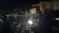 Ο Ρουβίκωνας πήγε έξω από το σπίτι του Προέδρου και Δ.Συμβούλου της ΔΕΗ Γιώργου Στάσση: «Δεν ζούμε με κεριά» (vid)