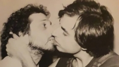 Σπύρος Μπιμπίλας: Εδωσε ένα από τα πρώτα γκέι φιλιά στο ελληνικό θέατρο