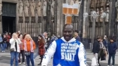 Ο viral οπαδός της Σάλκε που «ακροβατεί» με μπύρες στο κεφάλι (vids)