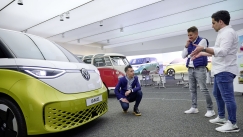 Volkswagen ID. Buzz: «Έτσι σχεδιάσαμε το ηλεκτρικό βαν» (vid)
