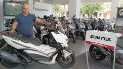 Ο Μάκης Παπαδημητρίου πάει διακοπές με Zontes M310