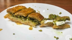 Ο πανάκριβος μπακλαβάς του Nusret στη Μύκονο έχει διχάσει τα social media: «Σοβαρά τώρα;»