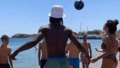 Ο Καμαβινγκά έπαιξε μπάλα με παρέα παιδιών σε παραλία της Μυκόνου (vid)