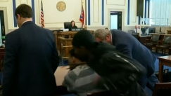 Πατέρας ξυλοκοπεί άγρια μέσα στο δικαστήριο τον δολοφόνο της γυναίκας και του γιου του (vids)