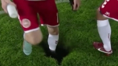 Μια μεγάλη τρύπα εμφανίστηκε ξαφνικά στον αγωνιστικό χώρο στο ματς Αυστρία – Δανία! (pics)