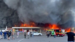 Τουλάχιστον 10 νεκροί και 40 τραυματίες από ρωσική πυραυλική επίθεση σε εμπορικό κέντρο στο Κρεμεντσούκ