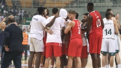 Αγγελόπουλοι και οπαδοί υποδέχτηκαν τους παίκτες του Ολυμπιακού στο ΣΕΦ