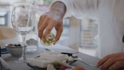 Με συρτάκι και φέτα η παρουσίαση του Σβάρνα από τη Ράκοβ (vid)