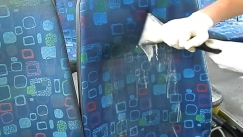 Ο λόγος που τα καθίσματα των λεωφορείων είναι ντυμένα με αυτά τα φρικτά καλύμματα (vid)