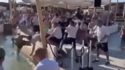 Απίστευτο ξύλο σε γνωστό beach bar της Μυκόνου: Έφυγαν και καρέκλες (vid)