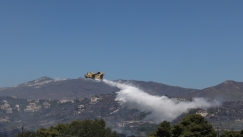 Φουντώνουν οι φλόγες στα Μέγαρα: Έχουν καεί τρία σπίτια (vids)