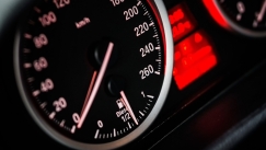 Έρευνα: Τα ακριβά καύσιμα μας κάνουν καλύτερους οδηγούς