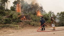 Ενισχύθηκαν οι πυροσβεστικές δυνάμεις που επιχειρούν σε Αχαΐα και Ηλεία για να θέσουν υπό έλεγχο την φωτιά που εκδηλώθηκε στην περιοχή Πόρτες
