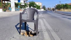 Μόνο στην Ελλάδα αυτά: Άνοιξε τρυπάρα σε κεντρικό δρόμο στα Χανιά και βάλανε πλαστική καρέκλα από πάνω