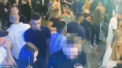 Η στιγμή που θαμώνας παμπ στο Λονδίνο μαχαιρώνει απροειδοποίητα και πισώπλατα 23χρονο (vid)