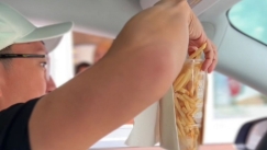 Μεγαλοφυές: Φανατικός των McDonald's παραγγέλνει πατάτες στις ΗΠΑ σε μεγάλο πλαστικό ποτήρι και οι υπάλληλοι τον αποθεώνουν (vid)