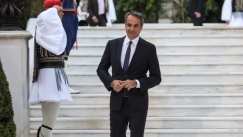 Μητσοτάκης στη δεξίωση στο Προεδρικό Μέγαρο: Ούτε εκλογές, ούτε ανασχηματισμός, φύγετε για διακοπές»