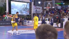 Ο απίστευτος Μπουρούσης πήρε αγκαλιά τον Πετρούνια σαν... παιδάκι για κινητό σκριν! (vid)