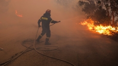 Φωτιά στη Ρόδο: Πυροσβέστες εγκλωβίστηκαν σε μοναστήρι