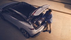Renault Megane E-Tech: Πώς η πίσω πόρτα αυξάνει την αυτονομία (vid)
